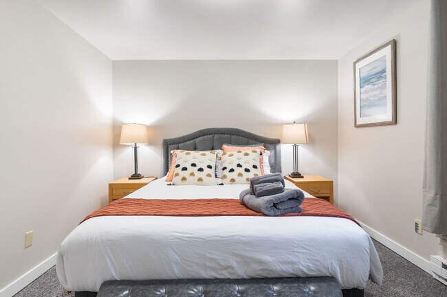 Building Photo - 3202 15th Ave W