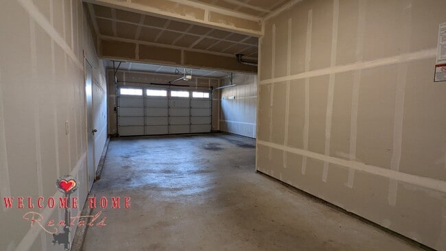 Building Photo - Beautiful open floorplan with FOUR large bedrooms and a cute office!!  AIR CONDITIONING!!!  NEW C...