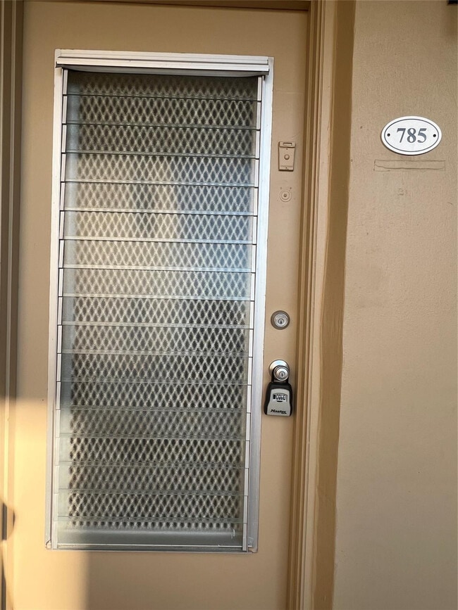 Building Photo - 785 Burgundy St