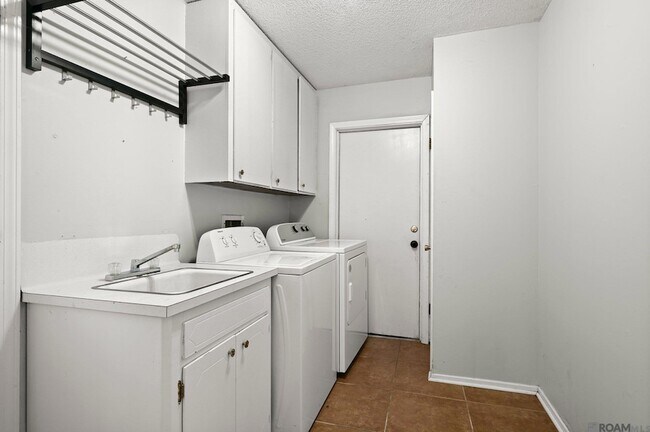 Building Photo - 9256 Bermuda Ave