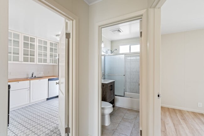 Building Photo - Cute, Comfortable and Convenient Apartment...