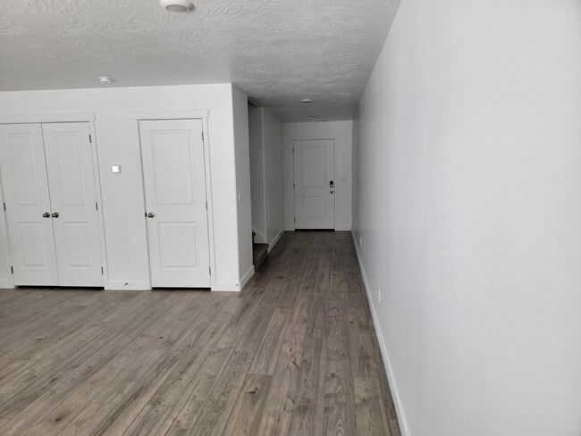 Building Photo - 4 Bed 2.5 Bathroom Townhouse