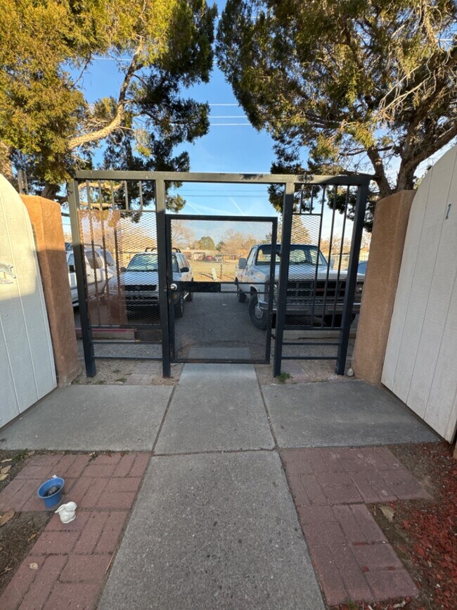 Building Photo - 936 San Pedro Dr SE