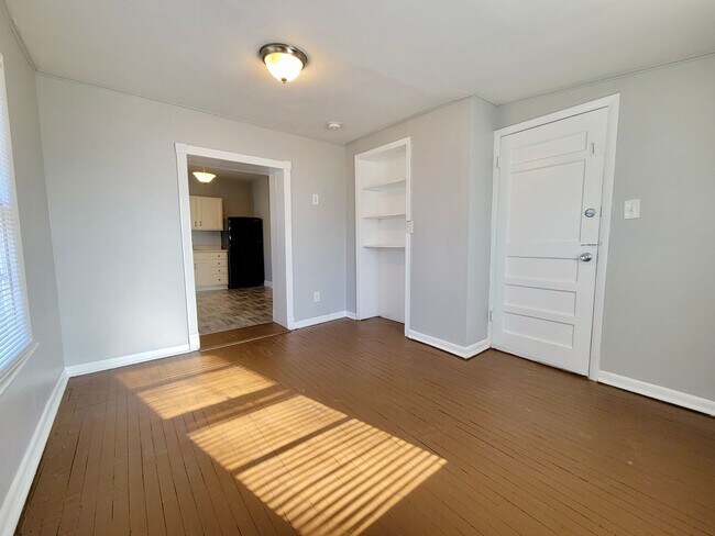 Building Photo - 1117 W 41st Terrace
