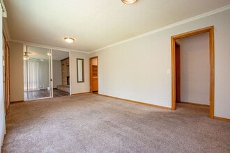 Building Photo - Extremely Spacious 2 Bedroom / 1 Bath Home