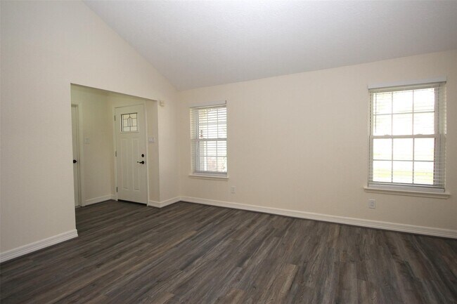 Building Photo - 805 Willow Creek Dr
