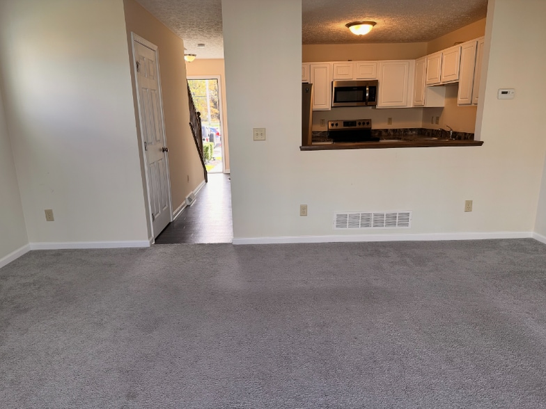 Building Photo - 33168 Beverly Ln