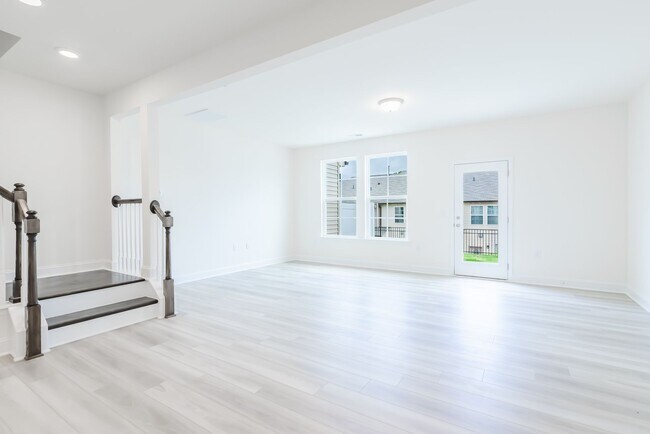 Building Photo - Available Early July - 3 Bed, 2.5 Ba in Convenient Location! Pet Friendly!