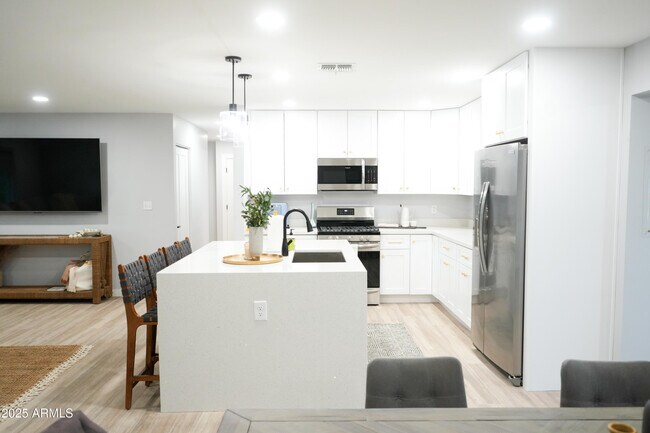 Building Photo - 6813 E Belleview St