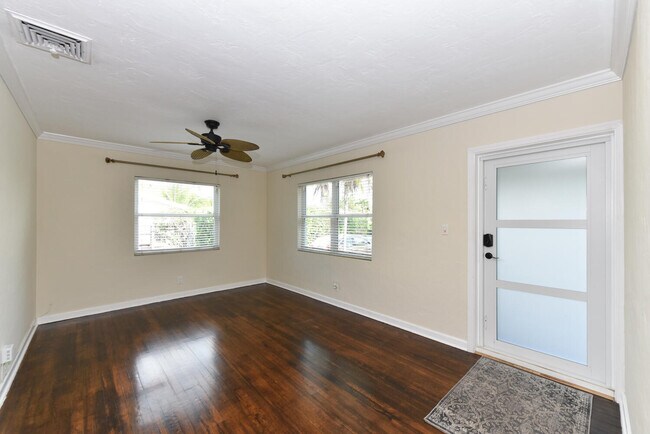 Building Photo - 340 Russlyn Dr