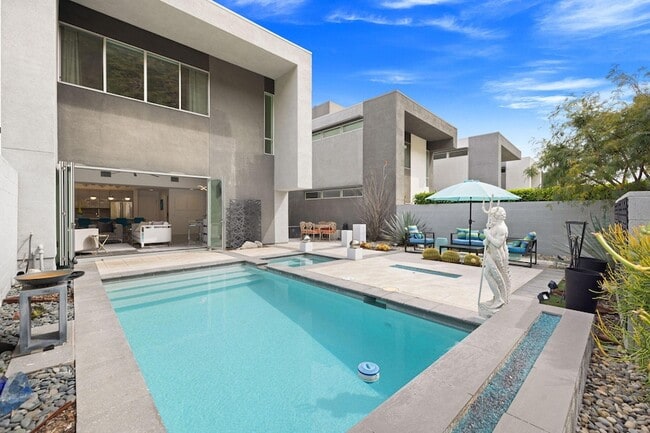 Building Photo - 1201 Surrey Ln