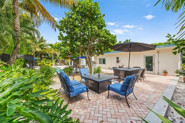 Building Photo - 2520 Yacht Club Blvd