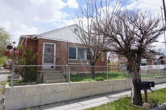 Building Photo - 3 Bedroom Taylorville.