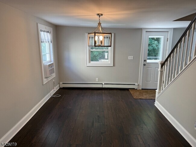 Building Photo - 20 Maple Ave