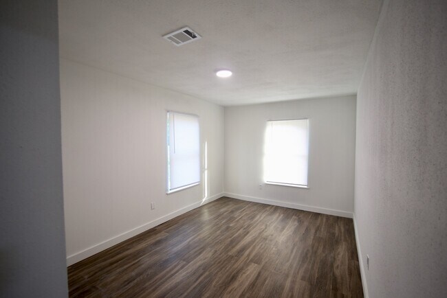 Building Photo - 5819 Flax Bourton St