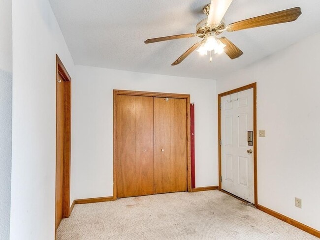 Building Photo - Spacious 5-Bedroom Home Near Drake University