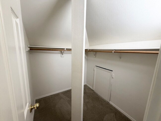 Building Photo - Super Cute Spacious 2BD 2BA in the Hillsdale Neighborhood!