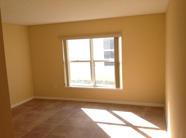 Building Photo - Spacious 4 Bed home in Wetherbee Lakes Estates !!