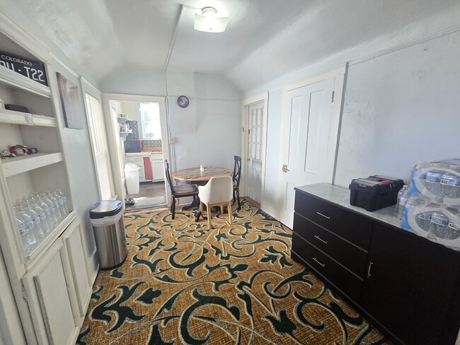 Building Photo - 205 Cheyenne Ave