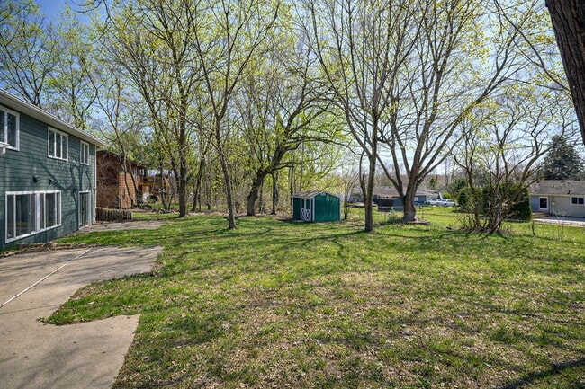 Building Photo - Charming 3-Bedroom Retreat with Finished Basement & Cozy Fireplace in Shoreview!
