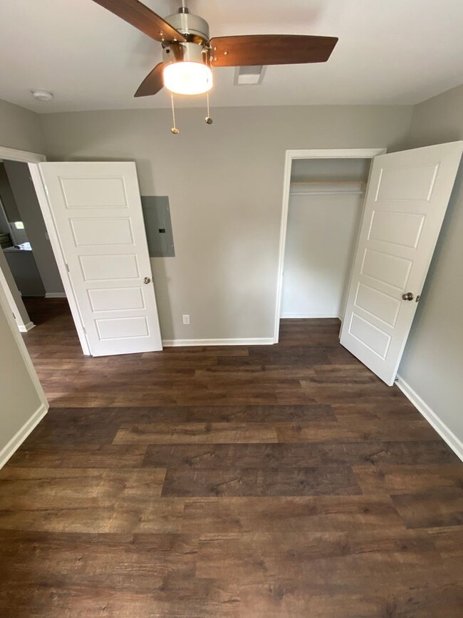 Building Photo - 2 bed 1 bath in quadplex. Walk to Meharry Medical College or Fisk. Renovated, off street parking....