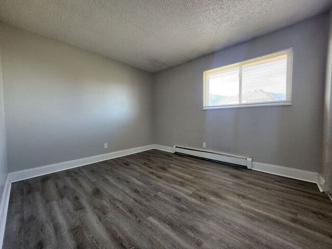 Building Photo - Updated 2-Bed, 1-Bath Apartment – On-Site Laundry | Move-In Special: Get 50% Off Your First Month...