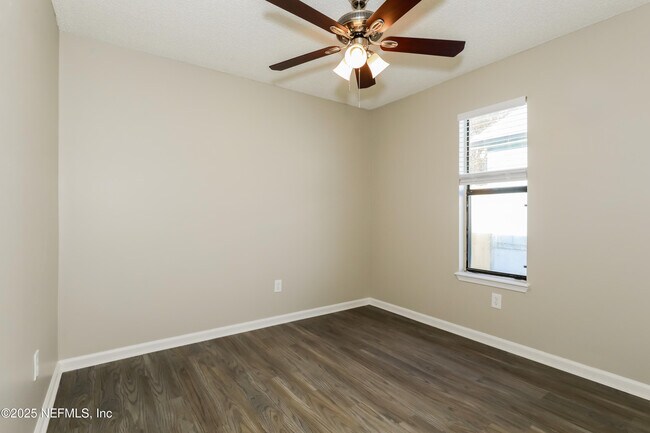 Building Photo - 1852 Manitoba Ct N