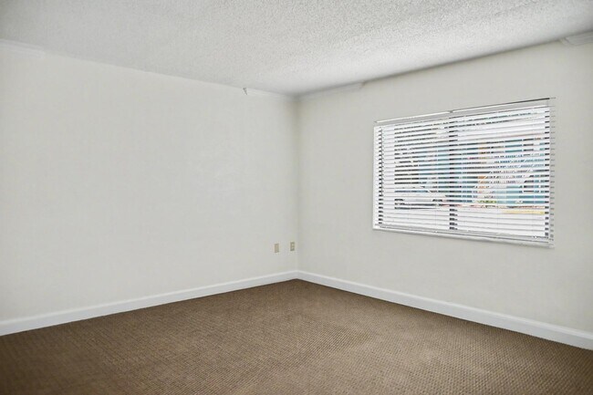 Building Photo - 2791 N Poinciana Blvd