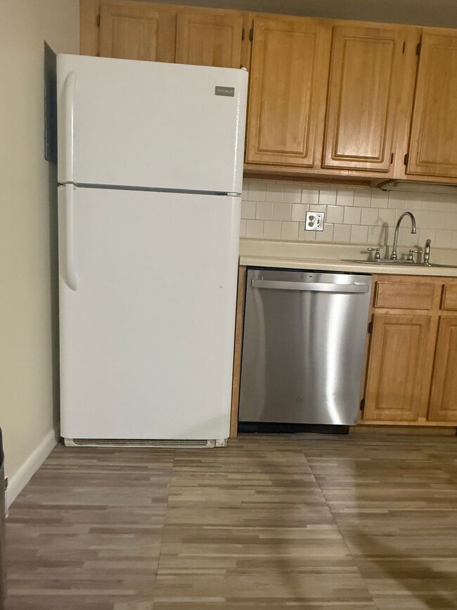 Building Photo - Bright & Modern 1 Bedroom Condo in quiet, ...