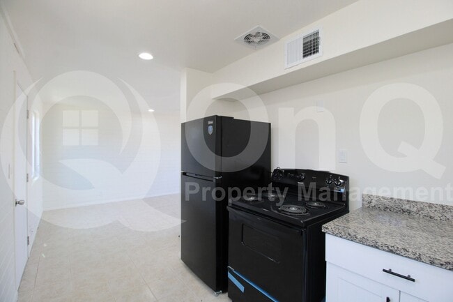 Building Photo - 609 S Bellview