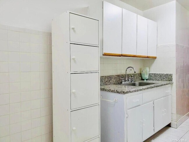 Building Photo - 83-30 Vietor Ave