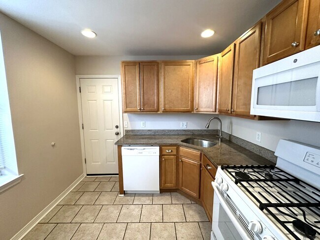 Building Photo - Gorgeous 2-Bedroom Townhome in the Heart of Olde Richmond! Available NOW!