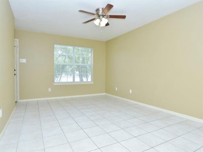 Building Photo - 554 E Cedar St