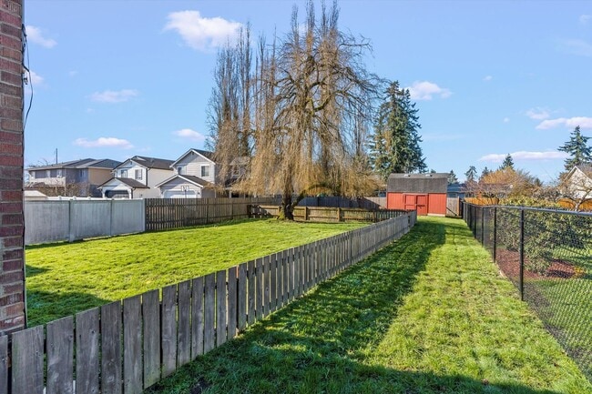 Building Photo - Well-Maintained Tacoma Brick home in Convenient Location