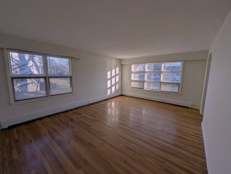 Living Rm - 44 Barrington Rd