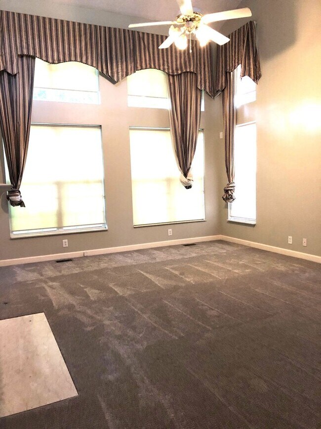 Building Photo - 4-Bedroom Home in Hendersonville!