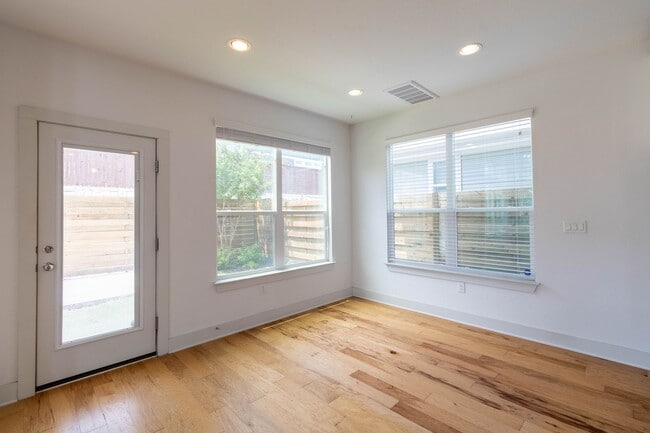 Building Photo - Amazing and peaceful 3/2.5 home in Austin!