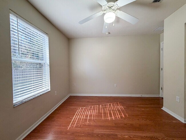 Building Photo - Pet Friendly 3/2 Home in Sorrento Available NOW!