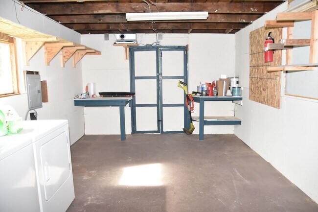 Building Photo - Steilacoom 2 Bed 1 Bath with Large Fenced in Backyard