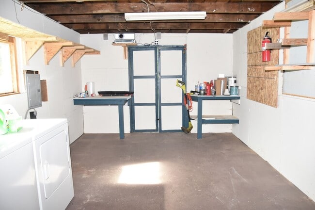 Building Photo - Updated 2 Bed 1 Bath on Large lot with Fenced Backyard and detached Garage!