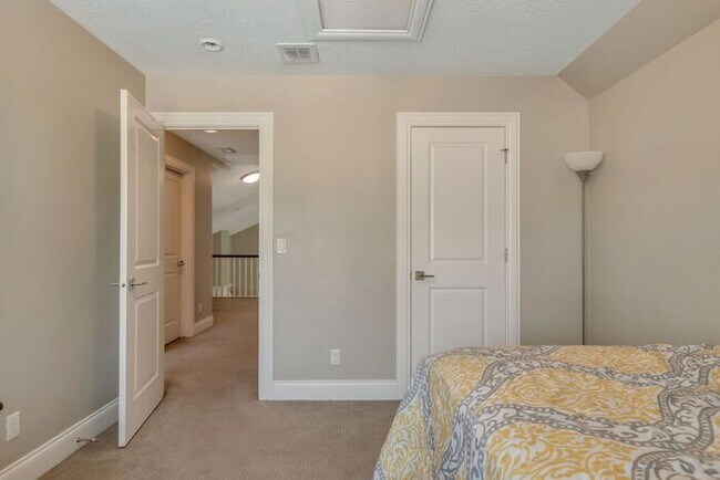 Building Photo - Upmarket Townhouse in Sought After Holladay City