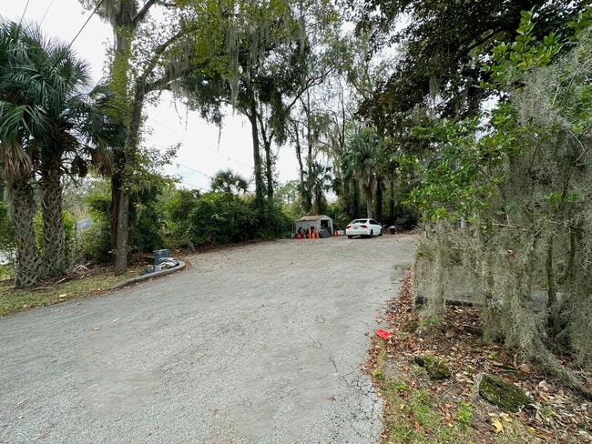 Building Photo - Huge 6 Bedroom, 3.5 Bathroom House in the ...