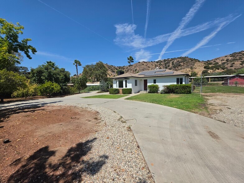 Building Photo - 9805 La Tuna Canyon Rd