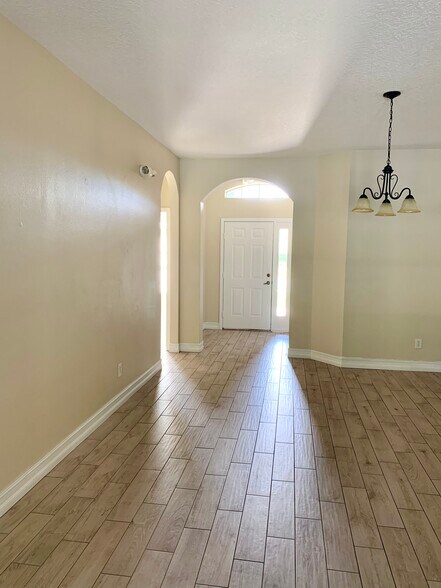 Building Photo - 1913 Magical Ln