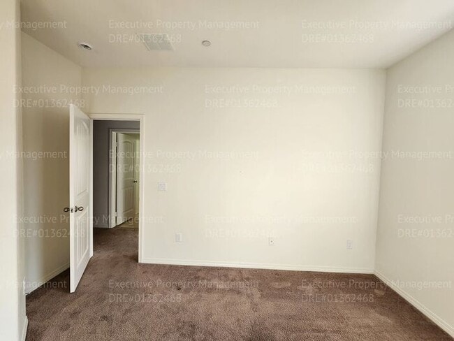 Building Photo - 3 bedroom/ 2.5 bathroom town home located in a secured gated community.