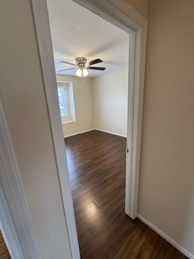 Building Photo - Beautiful 3 bedroom 2 bath HOME . . .  Clo...