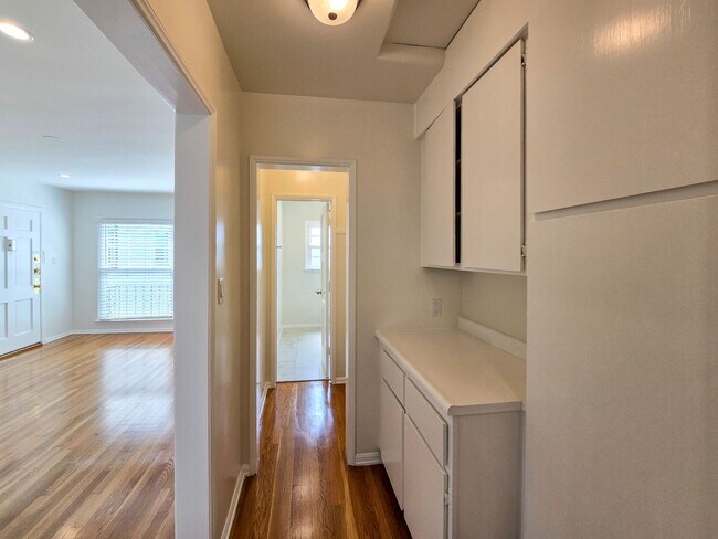 Building Photo - Charming Studio - Prime Los Feliz Location!