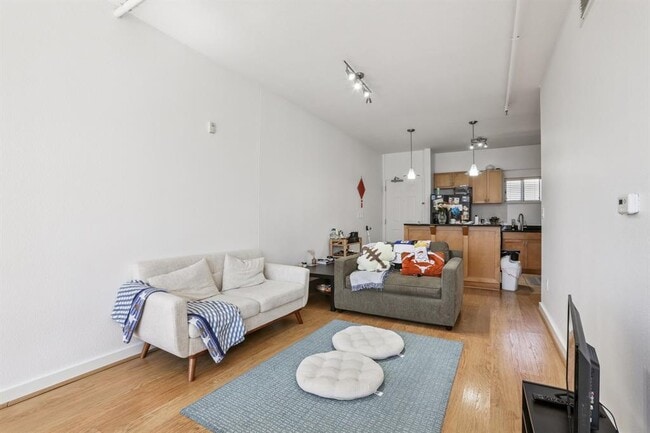 Building Photo - 711 W 26th St