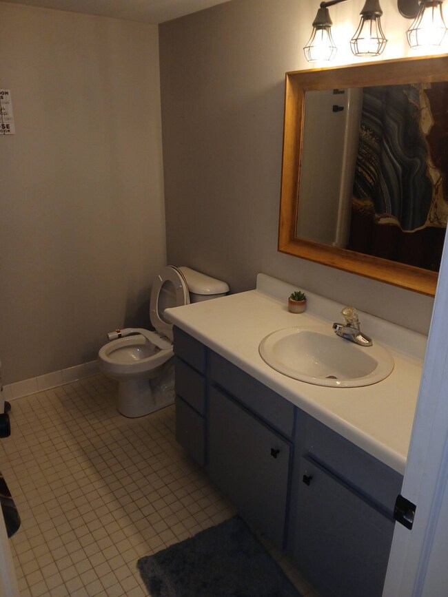 Building Photo - Spacious Furnished Condo Located in Sylvan...