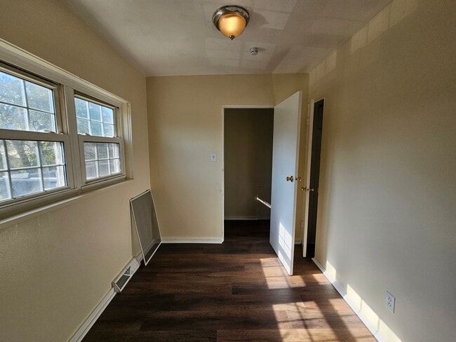 Building Photo - Spacious 3 bedroom 1 bathroom Apartment fo...